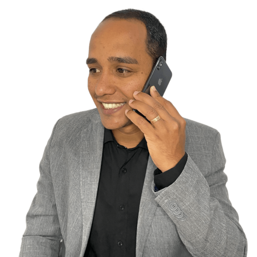 Homem sorrindo ao telefone vestindo blazer cinza, representando atendimento profissional sobre maquininhas de cartão